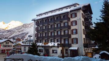 Vista frontal de la propiedad