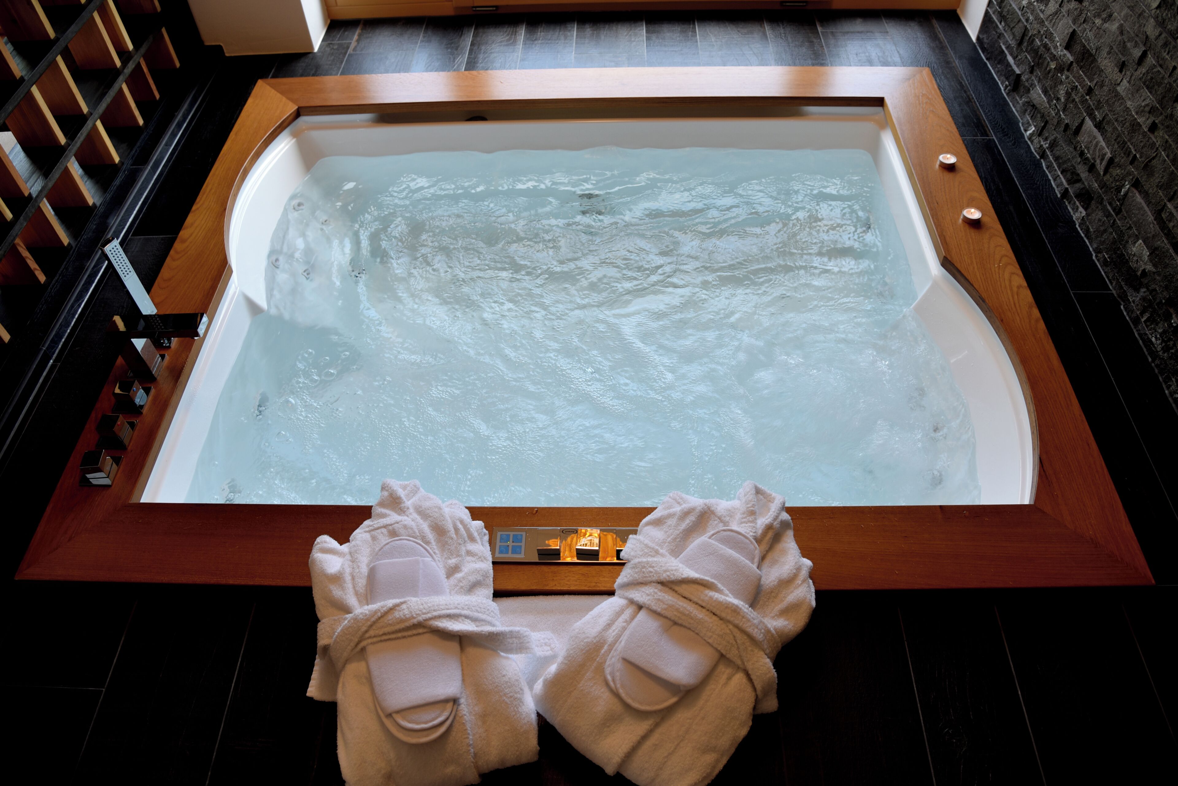 Deluxe Suite, Mountain View | Hypo-allergenic bedding available, minibar, in-room safe