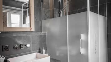 Douche à « effet pluie », articles de toilette de luxe, sèche-cheveux