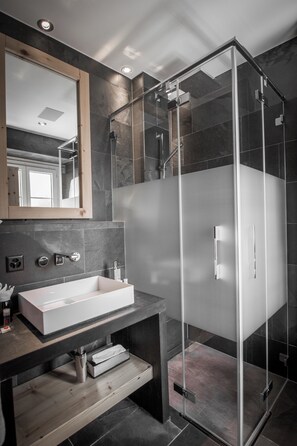 Rainfall showerhead, designer toiletries, hair dryer, bathrobes - The Dom Hotel Saas-Fee by Dorint (Saas-Fee)