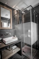 Cabezal de ducha tipo lluvia y artículos de higiene personal de diseño