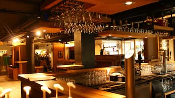 Bar (trong khuôn viên)