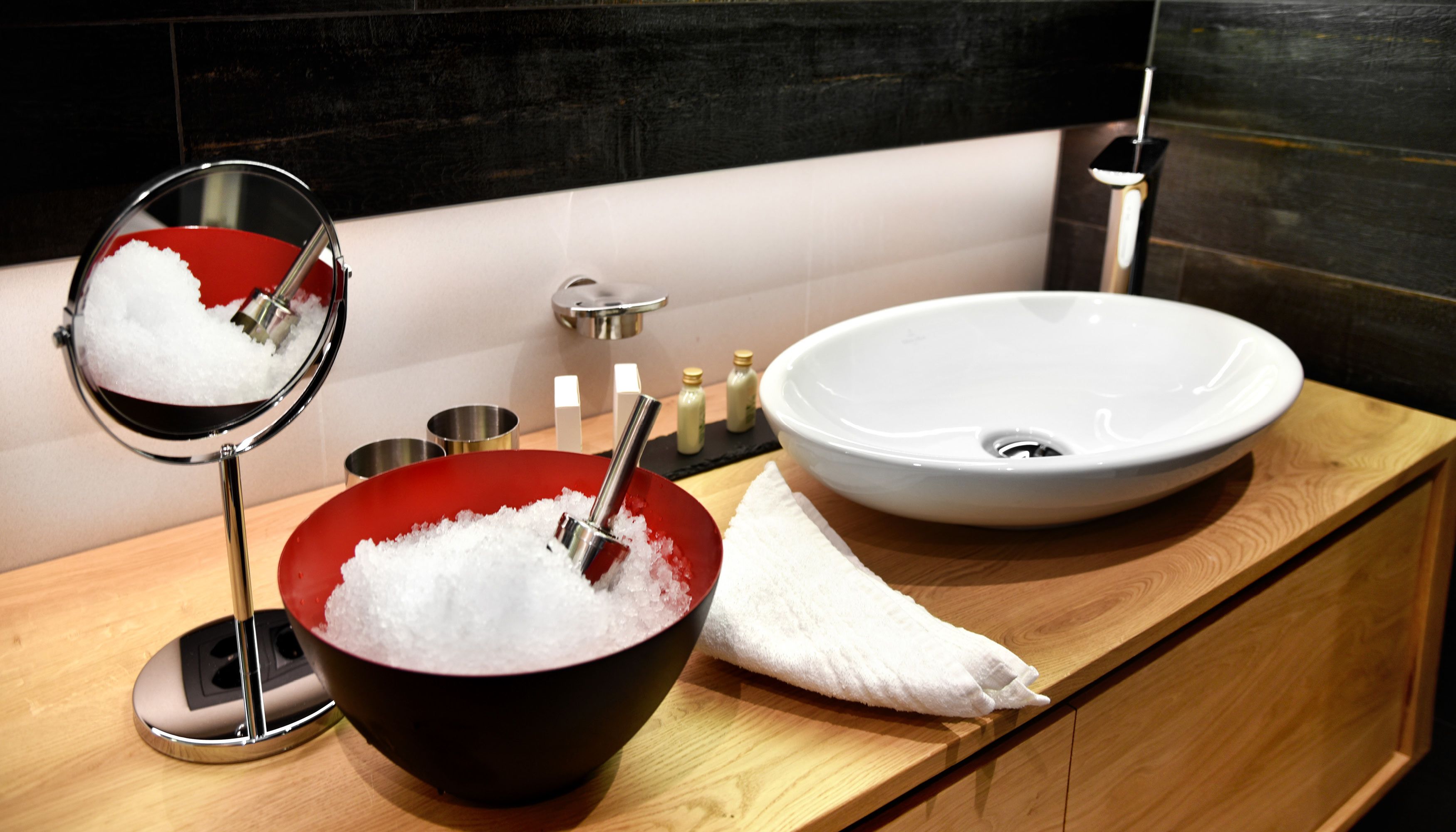 classic double room (wellness) | bathroom sink