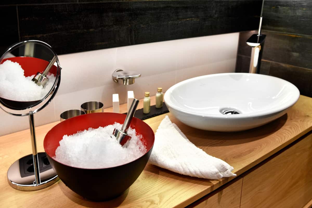 classic double room (wellness) | bathroom sink