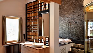 Deluxe Double Room (Wellness) | Bathroom sink