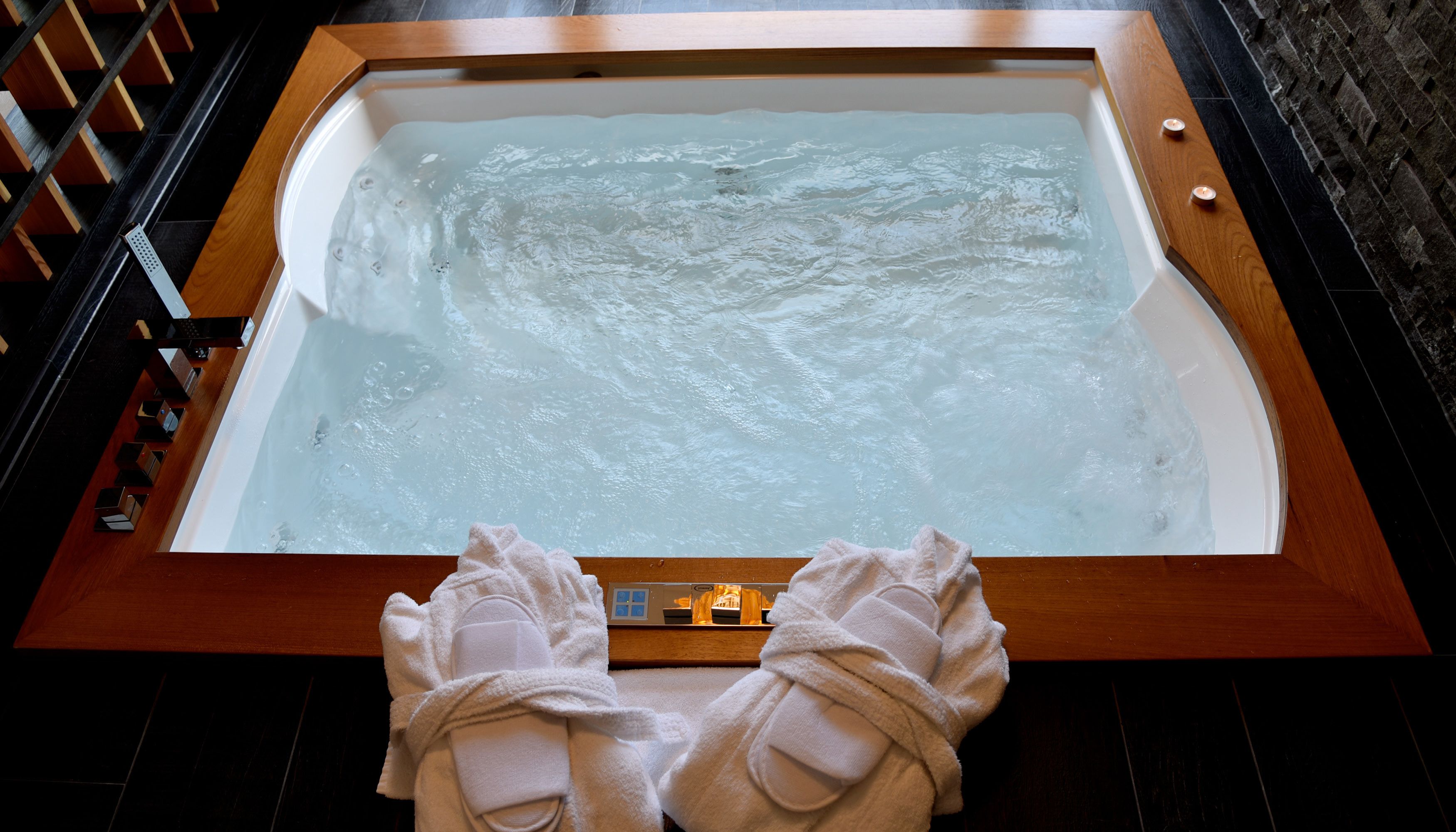 deluxe double room (wellness) | jetted bathtub