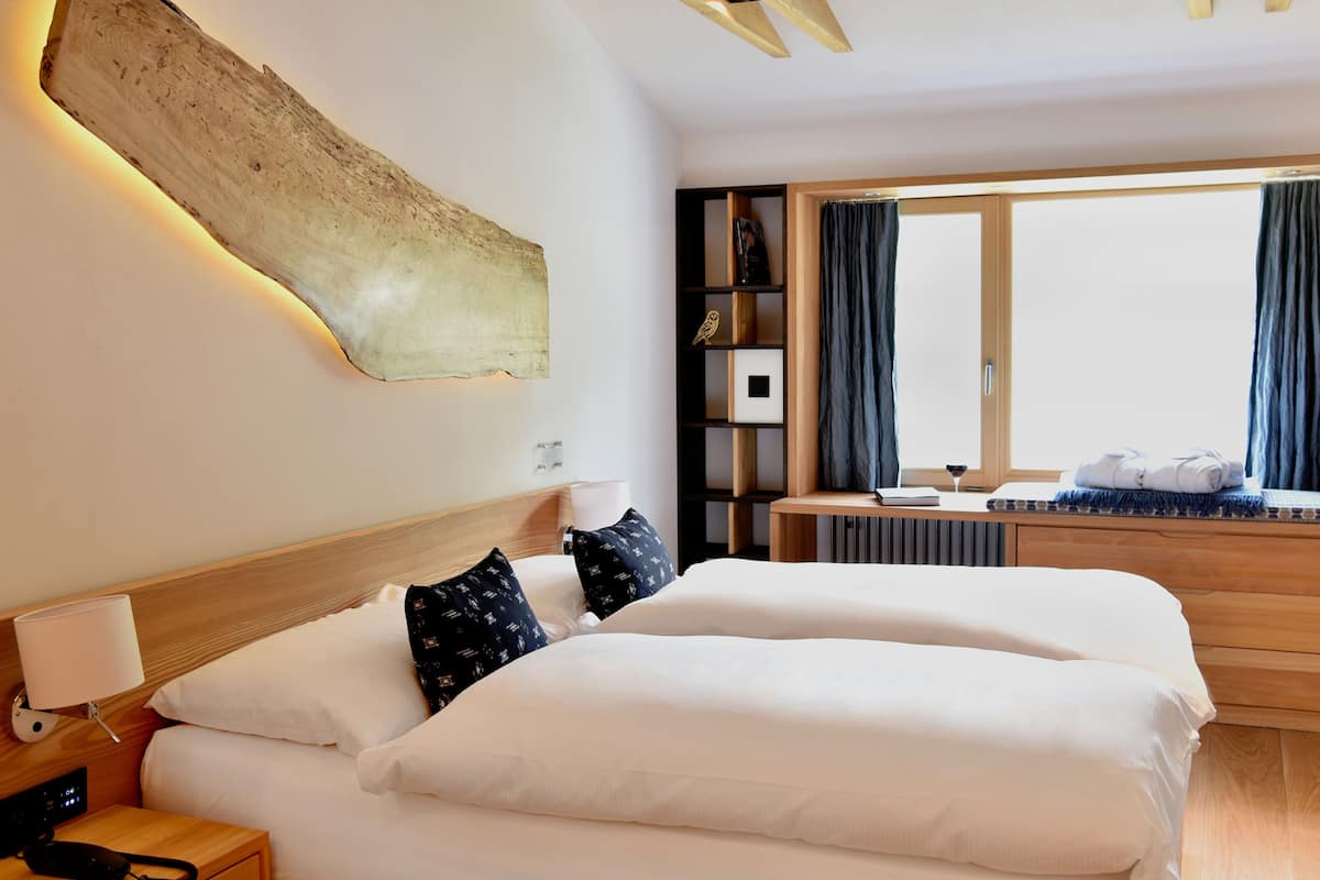 classic double room (wellness) | hypo-allergenic bedding, minibar, in-room safe, desk