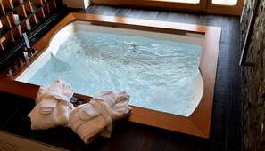 Deluxe Double Room (Wellness) | Jetted tub