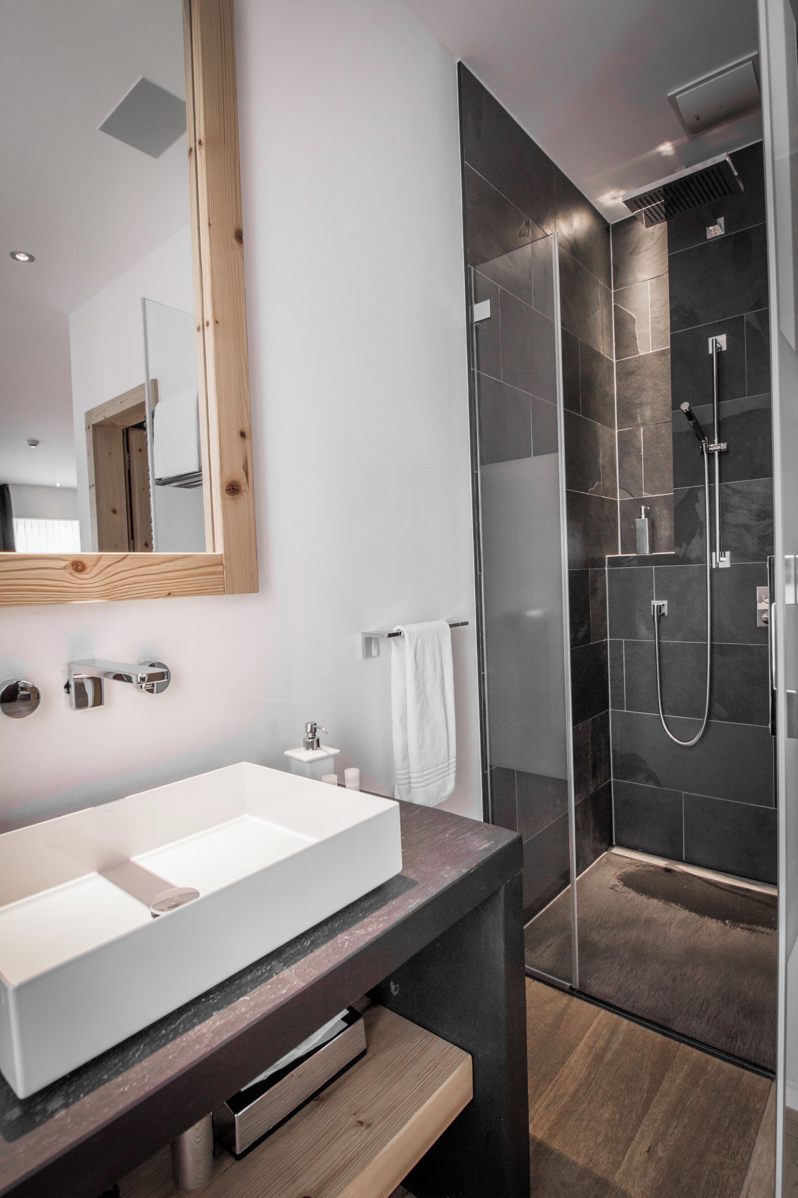 Habitación doble superior, balcón, vistas al valle | Ducha del cuarto de baño