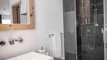 Habitación doble superior, balcón, vistas al valle | Ducha del cuarto de baño
