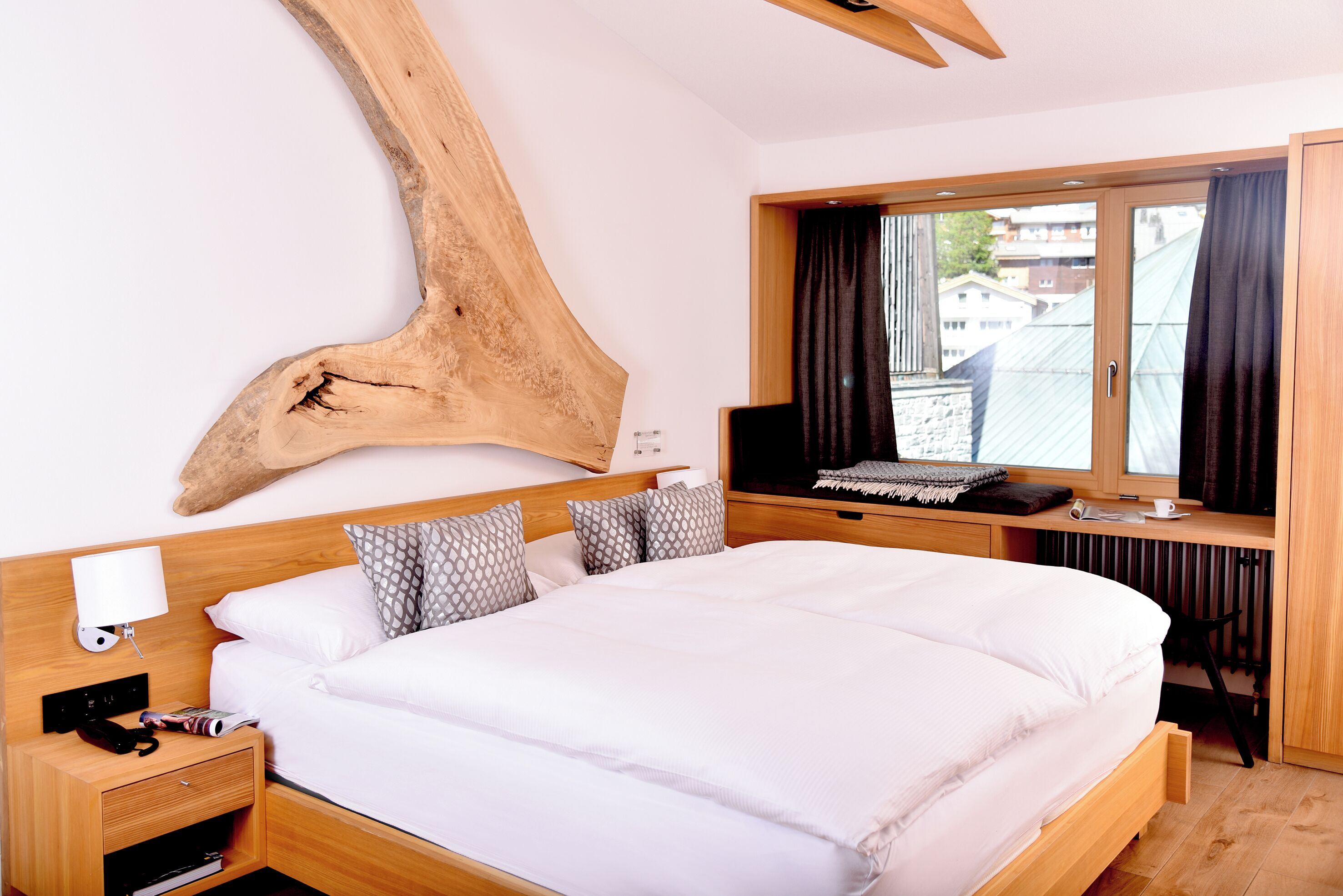 Hypo-allergenic bedding, minibar, in-room safe, blackout curtains