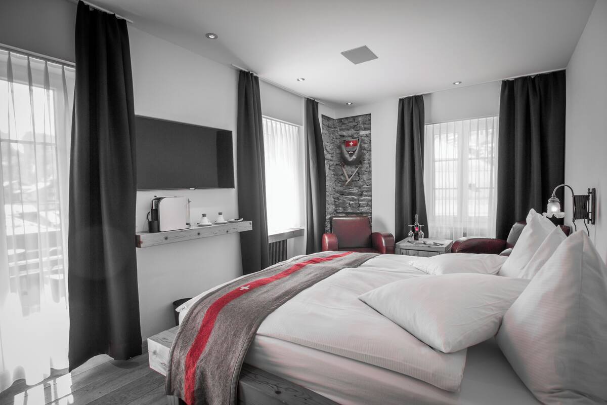 Hypo-allergenic bedding available, minibar, in-room safe