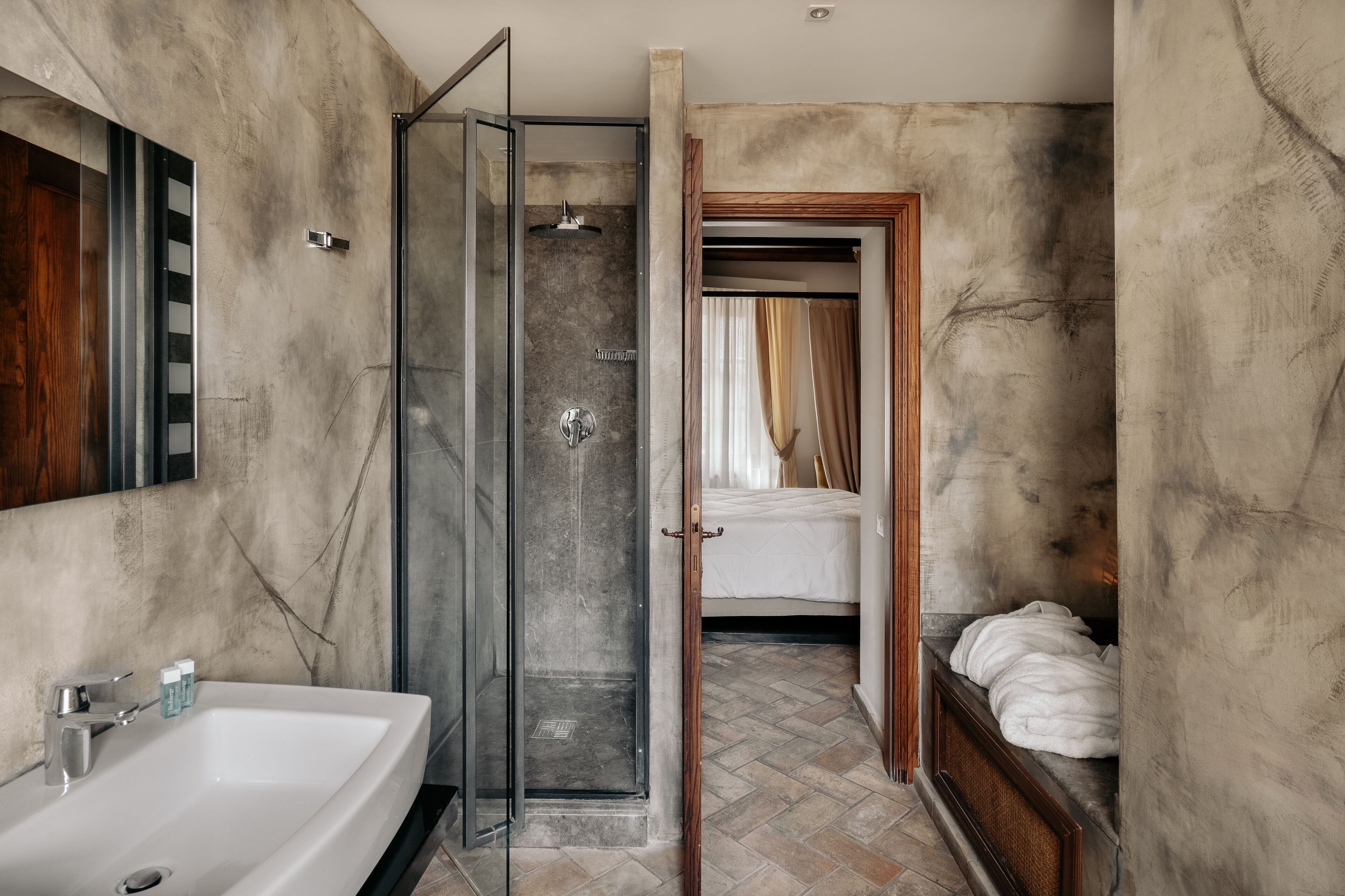 Suite Studio Luxe | Salle de bain | Articles de toilette gratuits, sèche-cheveux, chaussons, bidet