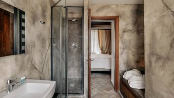 Suite Studio Luxe | Salle de bain | Articles de toilette gratuits, sĂšche-cheveux, chaussons, bidet