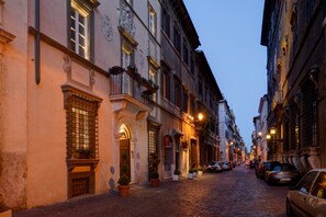 Fassade der Unterkunft – Abend/Nacht