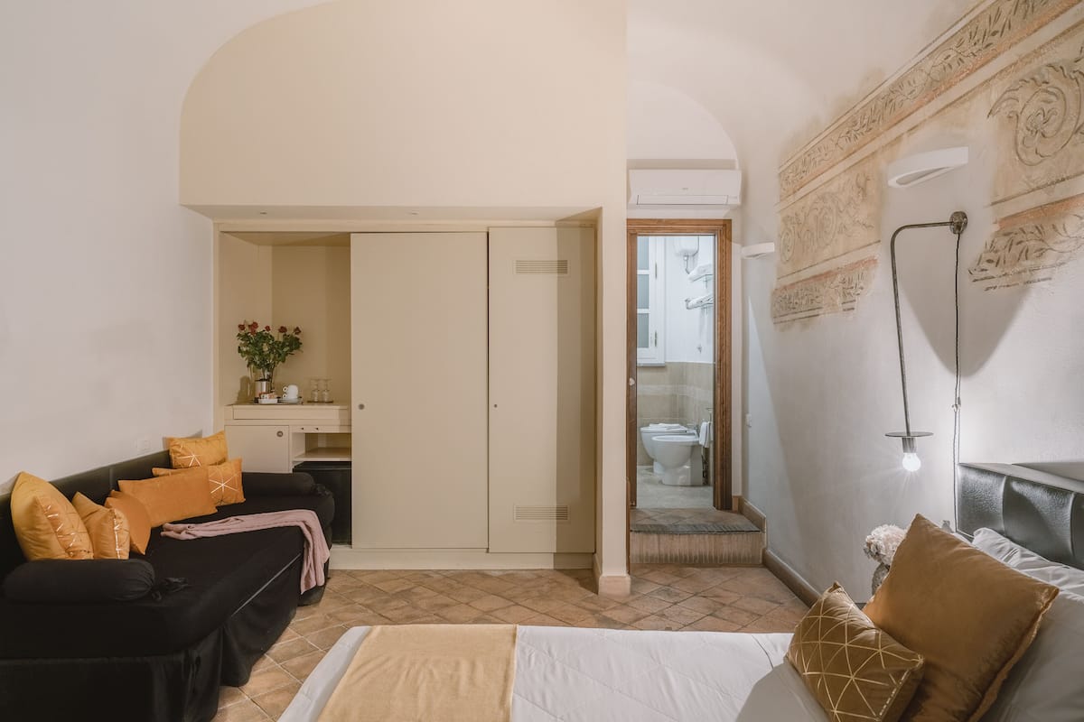 Driepersoonskamer | Luxe beddengoed, donzen dekbedden, pillowtop-bedden, een minibar