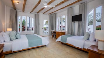 Habitación doble superior, vistas al jardín, planta baja | Ropa de cama de alta calidad, caja fuerte, decoración individual