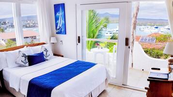 Standard-Doppelzimmer, 1 Queen-Bett, Meerblick | 1 Schlafzimmer, hochwertige Bettwaren, Zimmersafe, individuell dekoriert