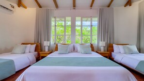 Familien-Vierbettzimmer, 1 Schlafzimmer | Hochwertige Bettwaren, Zimmersafe, individuell dekoriert, Schreibtisch