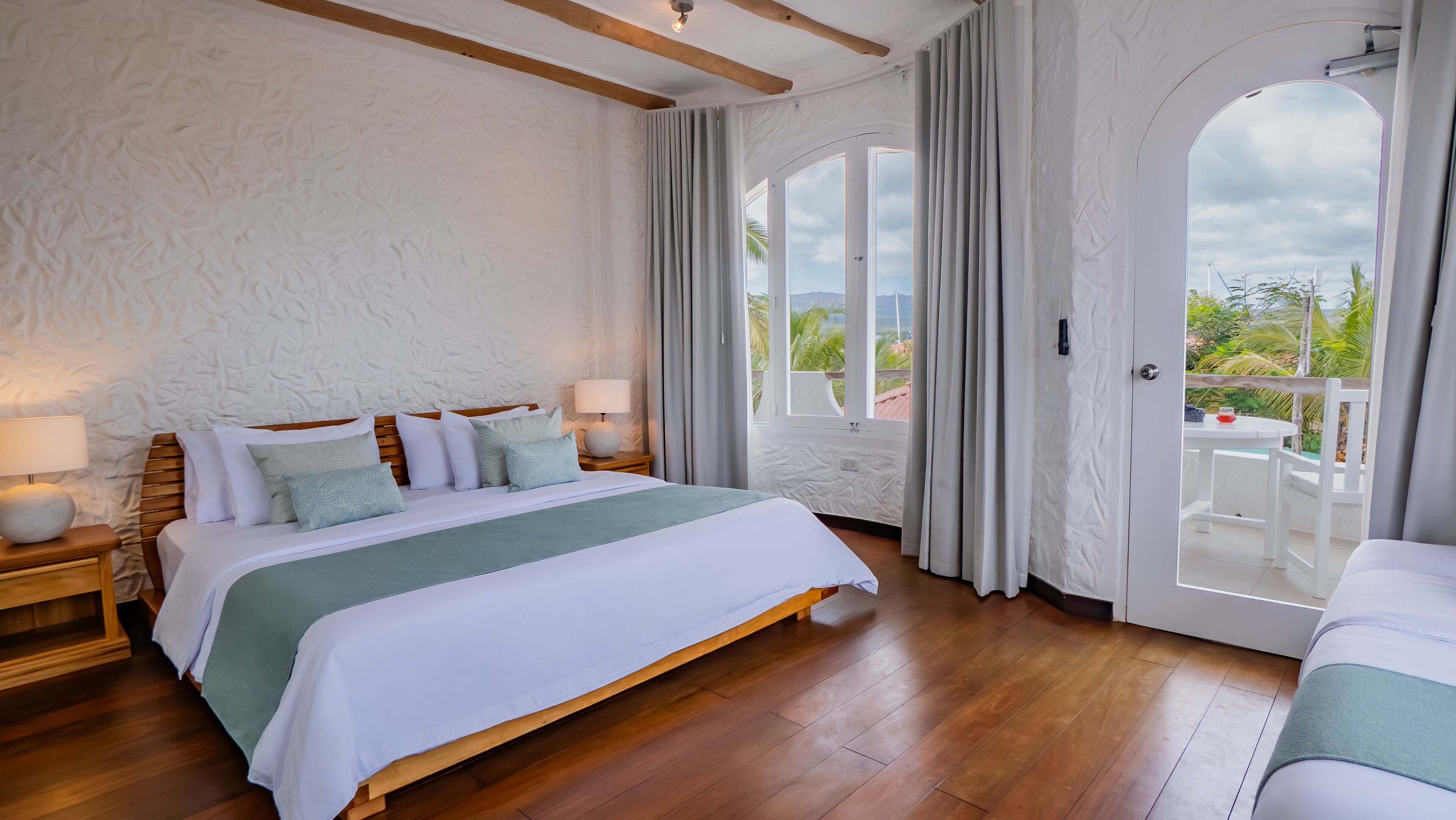 Suite, Meerblick | Hochwertige Bettwaren, Zimmersafe, individuell dekoriert, Schreibtisch