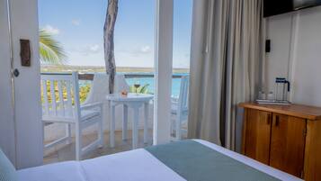 Standard dubbelrum - 1 queensize-säng - havsutsikt | Sängtillbehör av högsta kvalitet och värdeförvaringsskåp på rummet