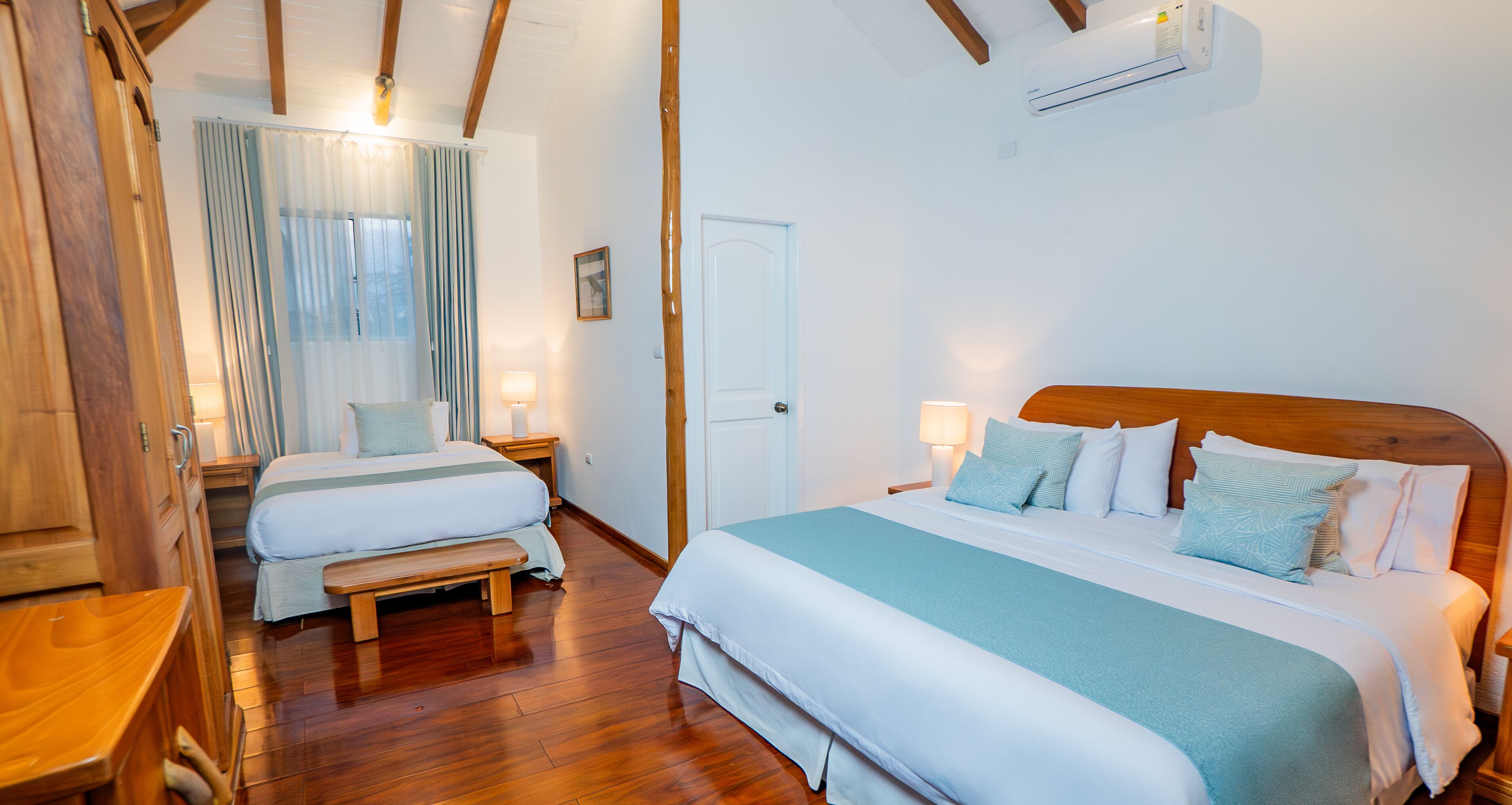 标准三人房 | 高档床上用品、客房内保险箱、特色装修、办公桌