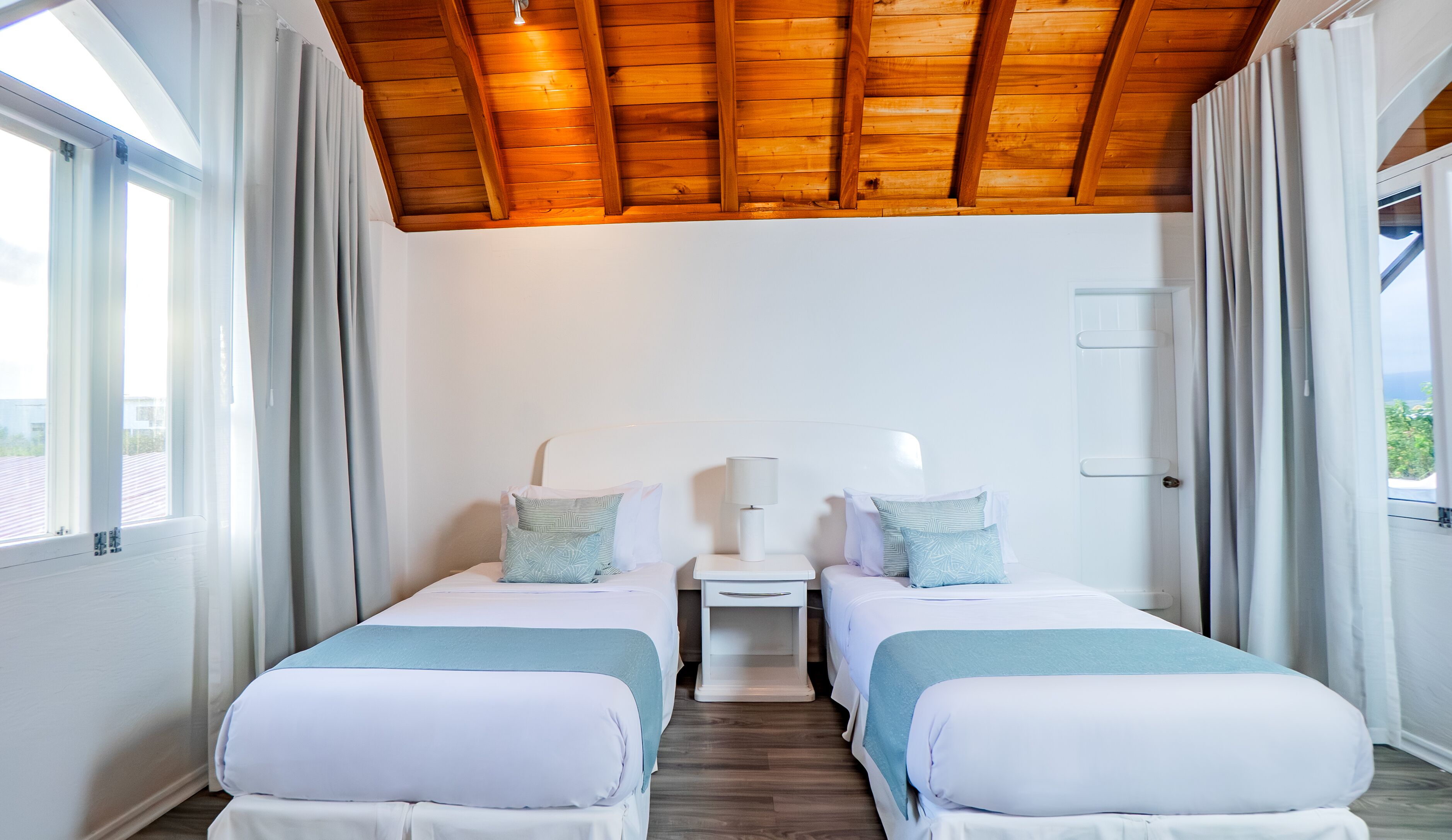 标准双人房, 1 间卧室, 花园景观, 一层 | 高档床上用品、客房内保险箱、特色装修、  办公桌