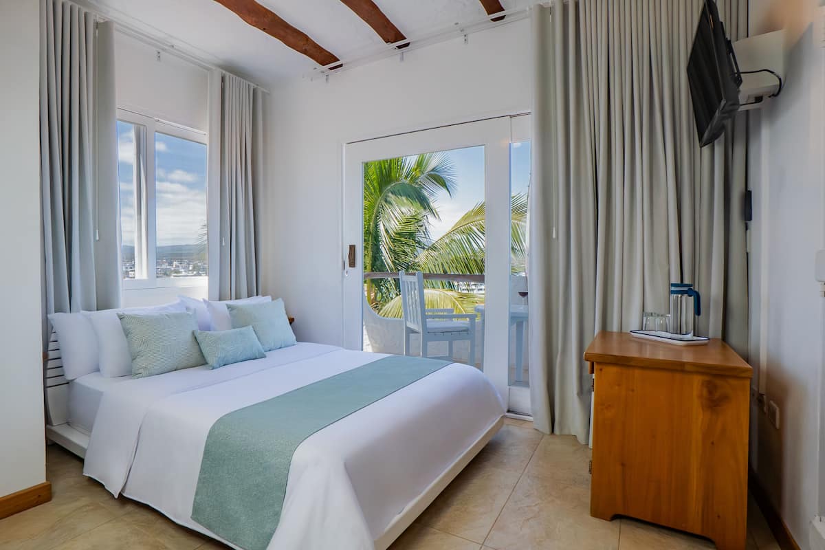 Premium bedding, in-room safe, desk, WiFi (free)