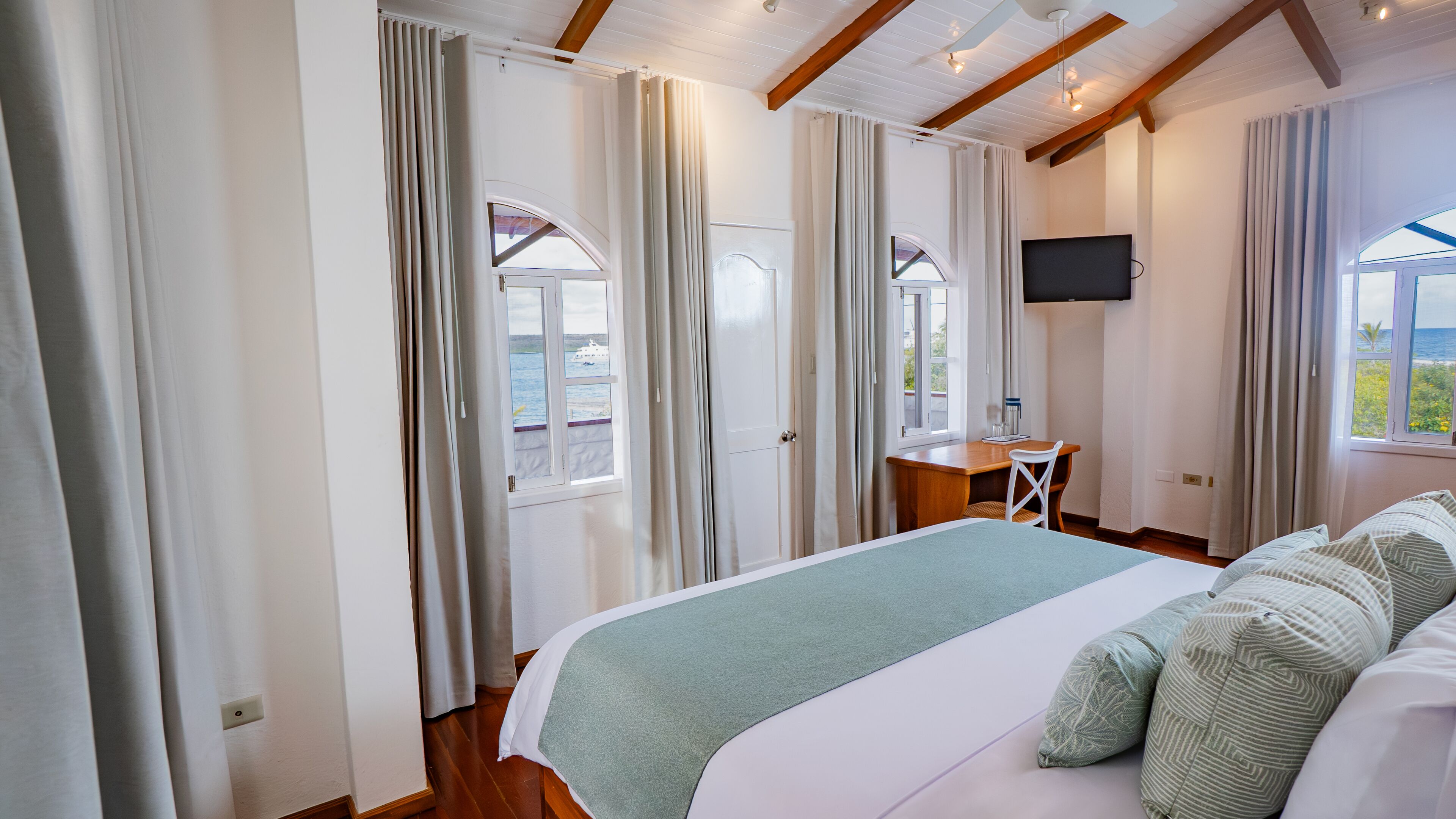 高级双人房, 海景 | 高档床上用品、客房内保险箱、特色装修、办公桌