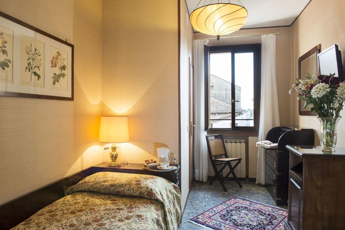 ألحفة محشوة بالريش ومأكولات ومشروبات مجانية في الميني بار