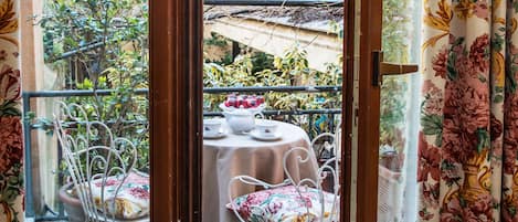 Suite Junior, terrasse, vue jardin | Vue de la chambre