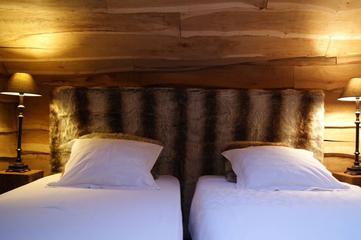 Chalet, Garden Area (single use) | Minibar, individually decorated, individually furnished, desk
