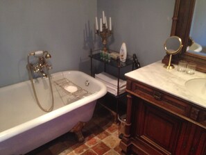 Deluxe Double or Twin Room, Garden View | Bathroom | Hair dryer