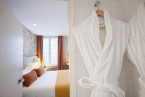 Premium bedding, desk, laptop workspace, blackout curtains - Parici Hotel Boulogne Billancourt (Boulogne-Billancourt)