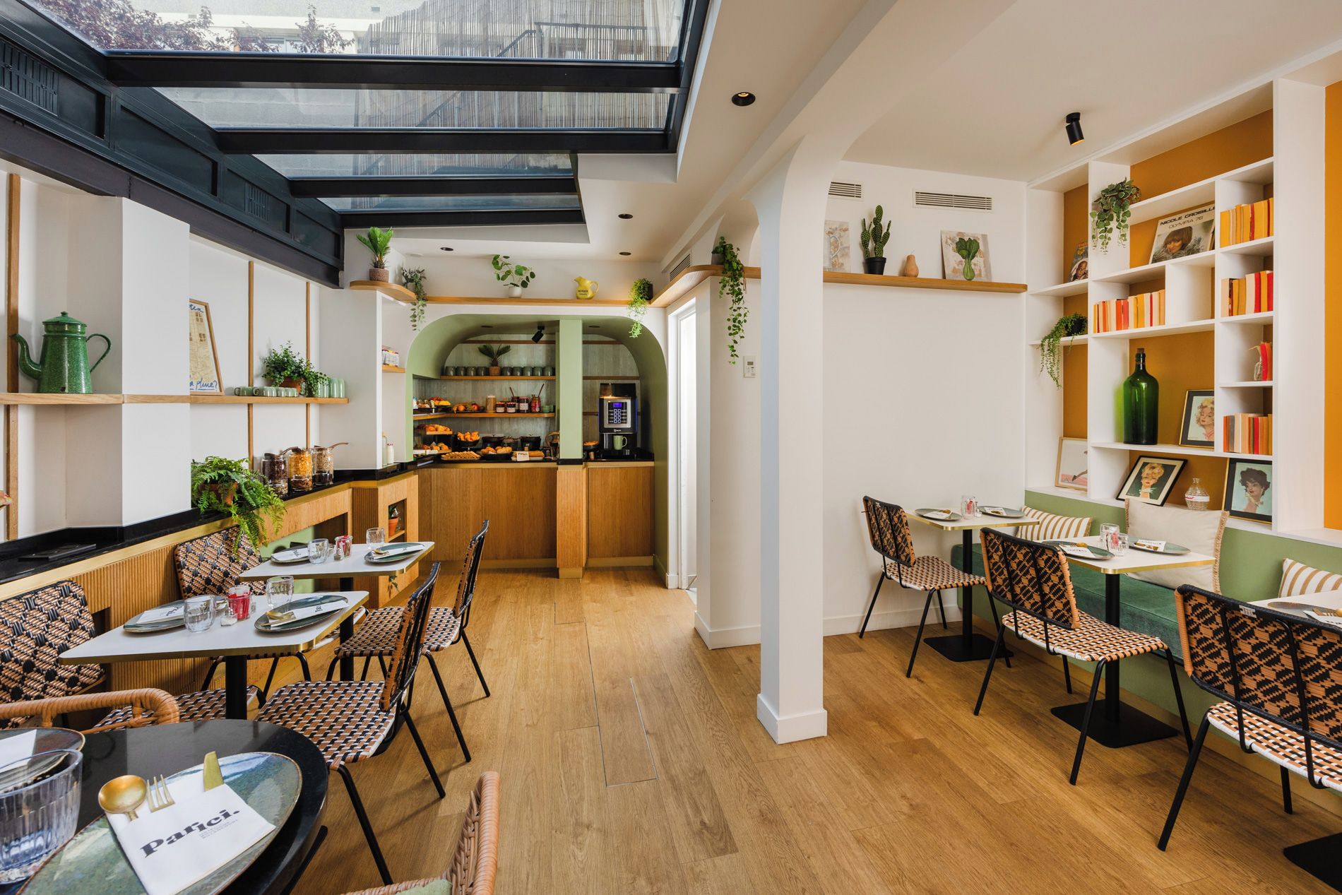 Un intérieur moderne comprenant un coin repas, une cuisine et un bar.