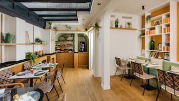 Un intérieur moderne comprenant un coin repas, une cuisine et un bar.