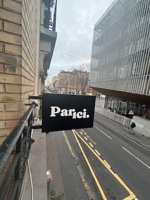 Vista de la calle con un letrero que dice 'Parici' en un edificio.