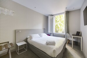 Premium bedding, desk, laptop workspace, blackout curtains - Parici Hotel Boulogne Billancourt (Boulogne-Billancourt)