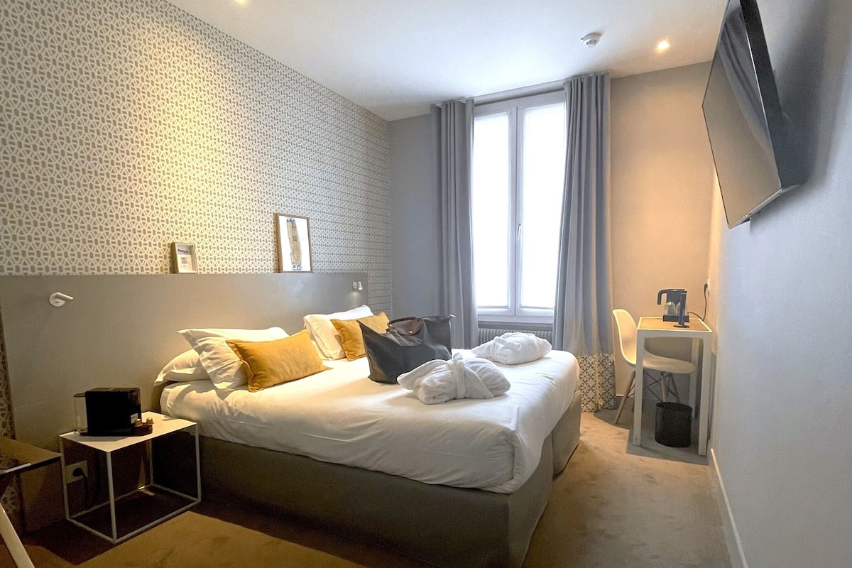 chambre premium | premium bedding, desk, laptop workspace, blackout curtains