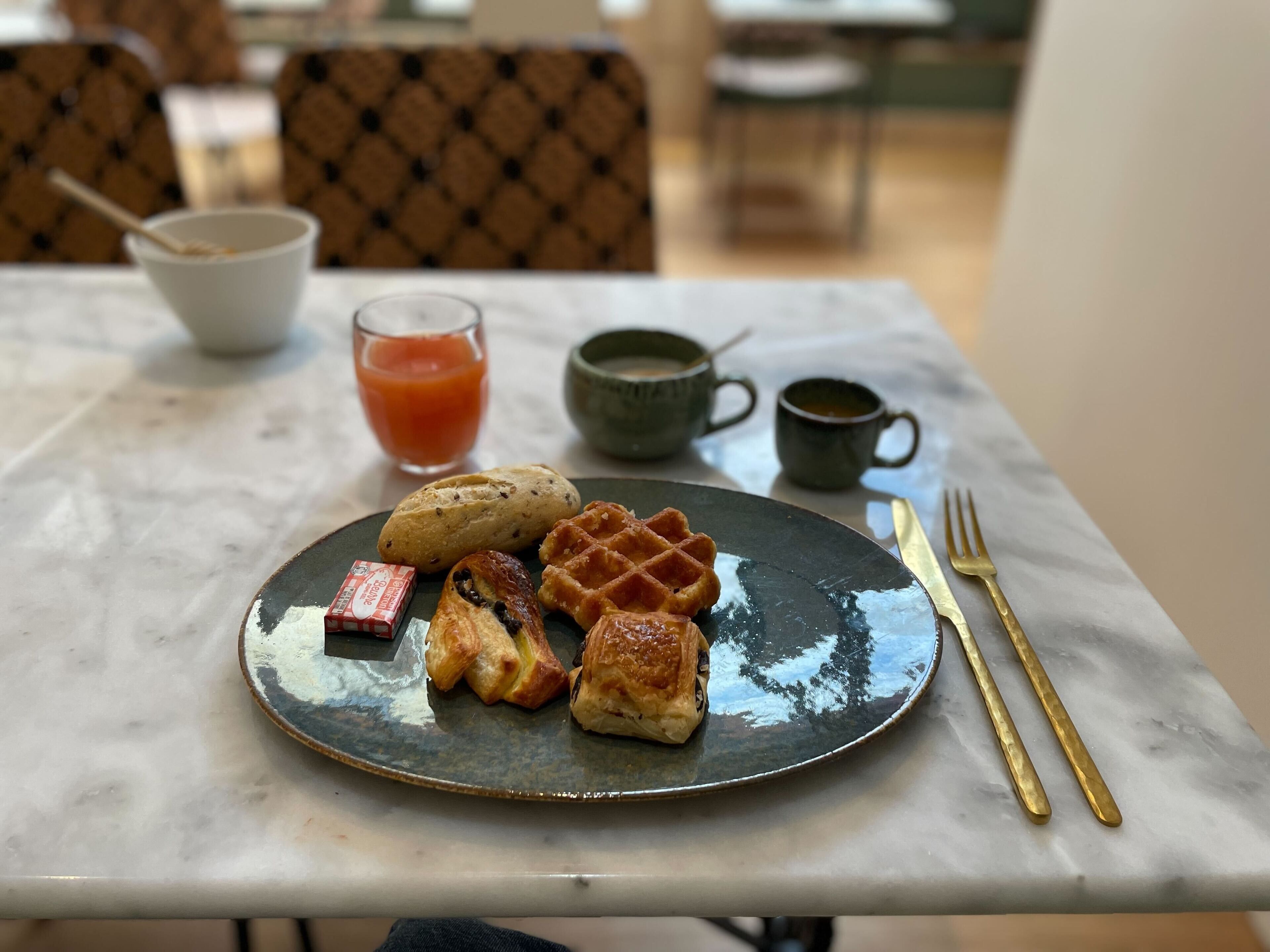 daily buffet breakfast (eur 14 per person)