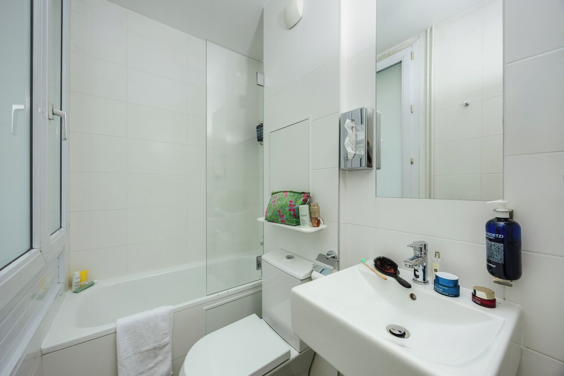 Une salle de bain avec une baignoire, des toilettes, un lavabo et un miroir.