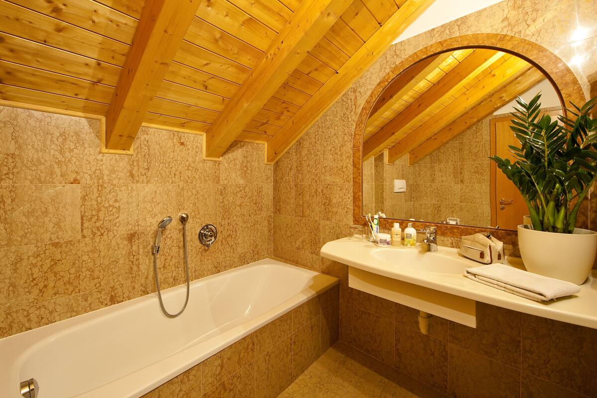 double room | bathroom | free toiletries, hair dryer, towels