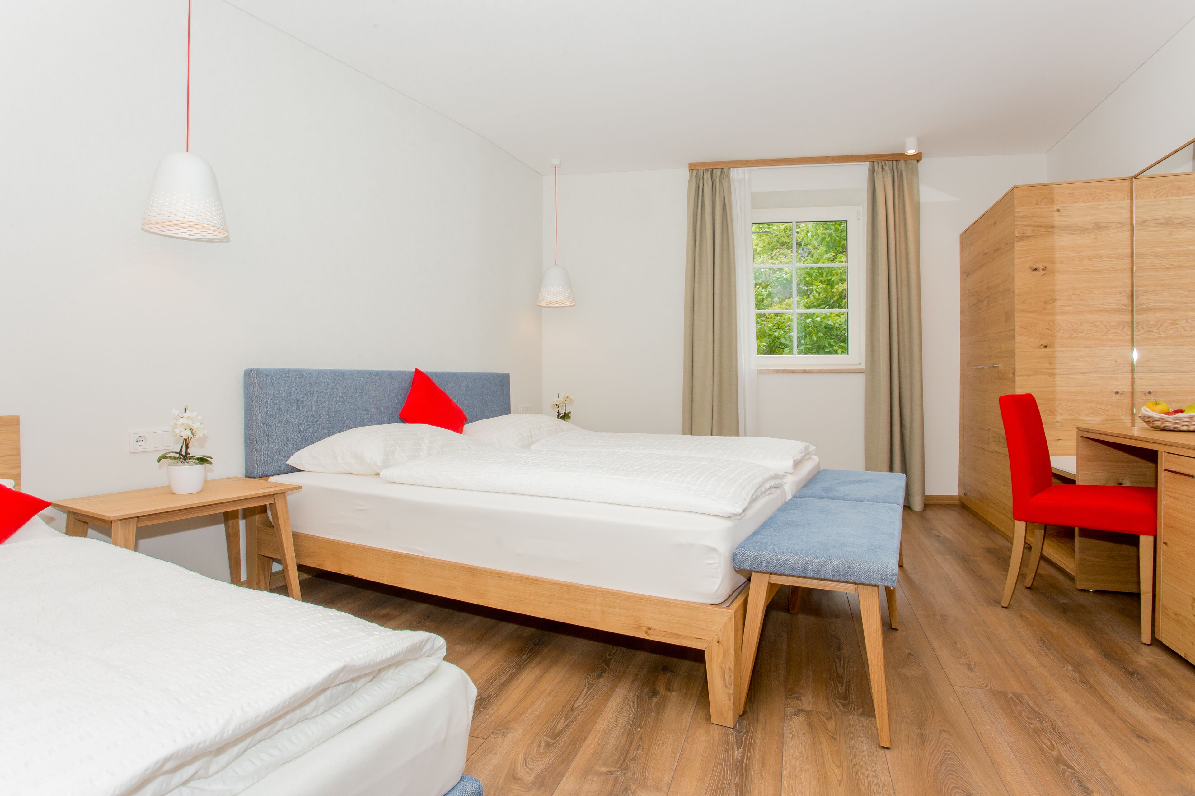 Una habitación de hotel moderna con una cama de madera, un escritorio y una silla.