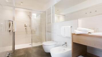 Suite | Bathroom | Free toiletries, hair dryer, towels