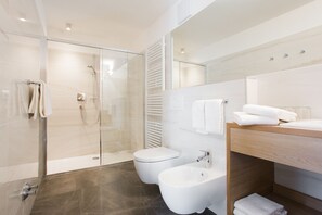 Suite | Bathroom | Free toiletries, hair dryer, towels - Hotel Tyrol (Ora)