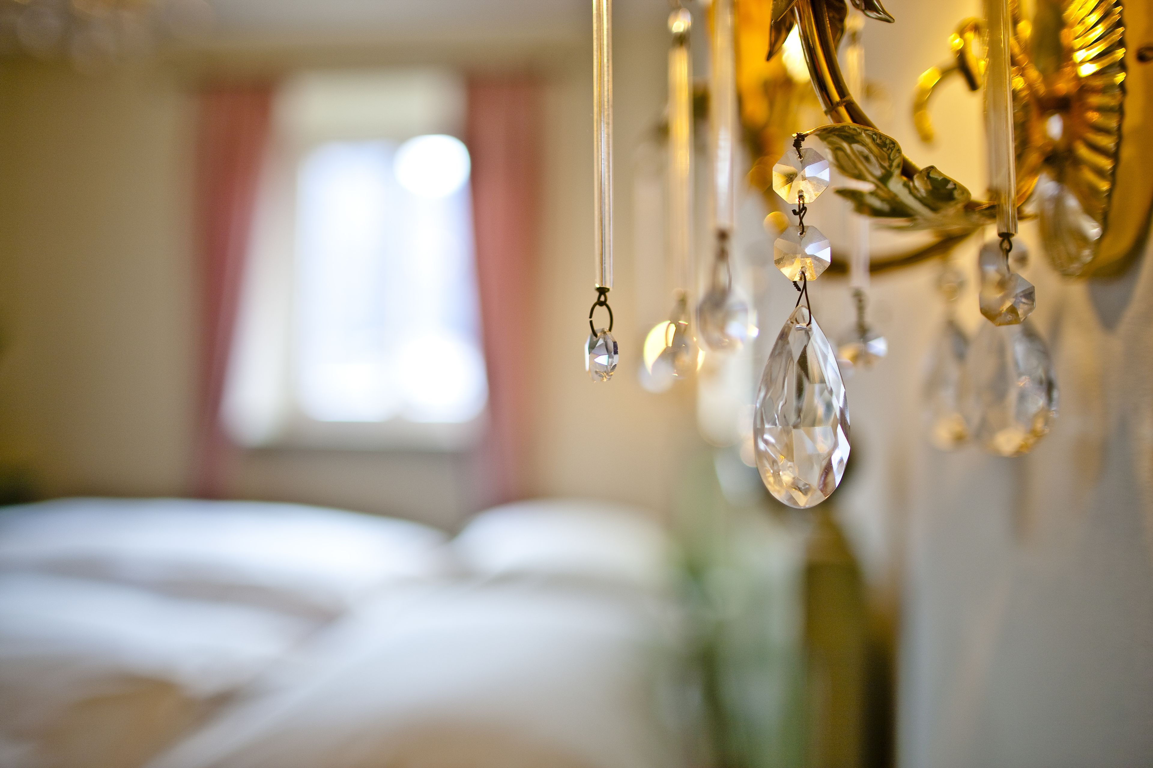 Un candelabro con detalles de cristal en una habitación de hotel.