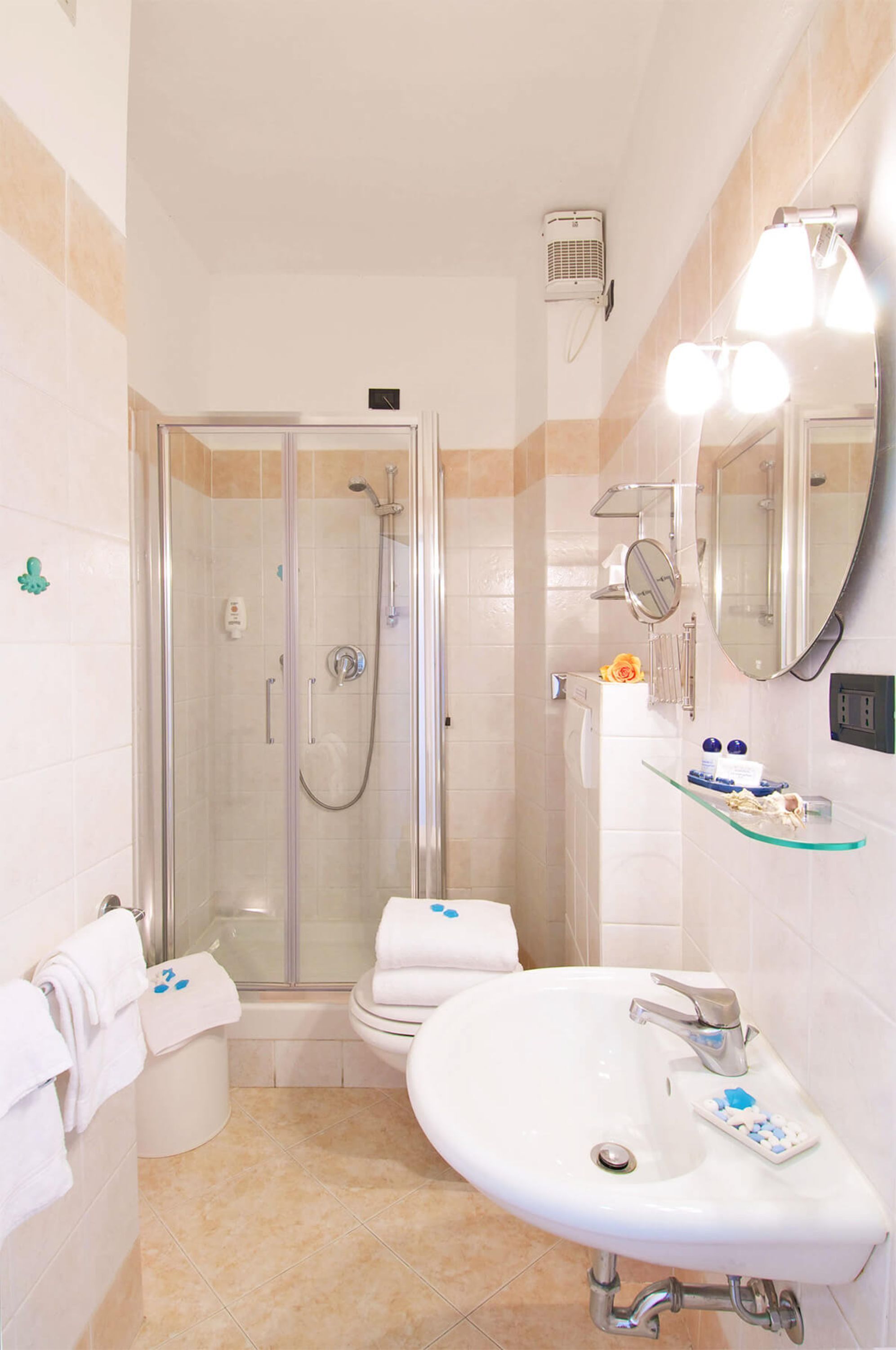 triple room | bathroom | shower, free toiletries, hair dryer, slippers