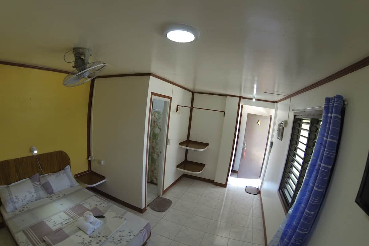 Standaard eenpersoonskamer, 1 queensize bed, uitzicht op haven | Een kluis op de kamer, een bureau, verduisterende gordijnen