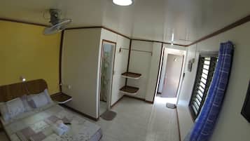 Quarto solteiro standard, 1 cama Queen, vista para o porto | Cofres nos quartos, escrivaninha, cortinas blackout