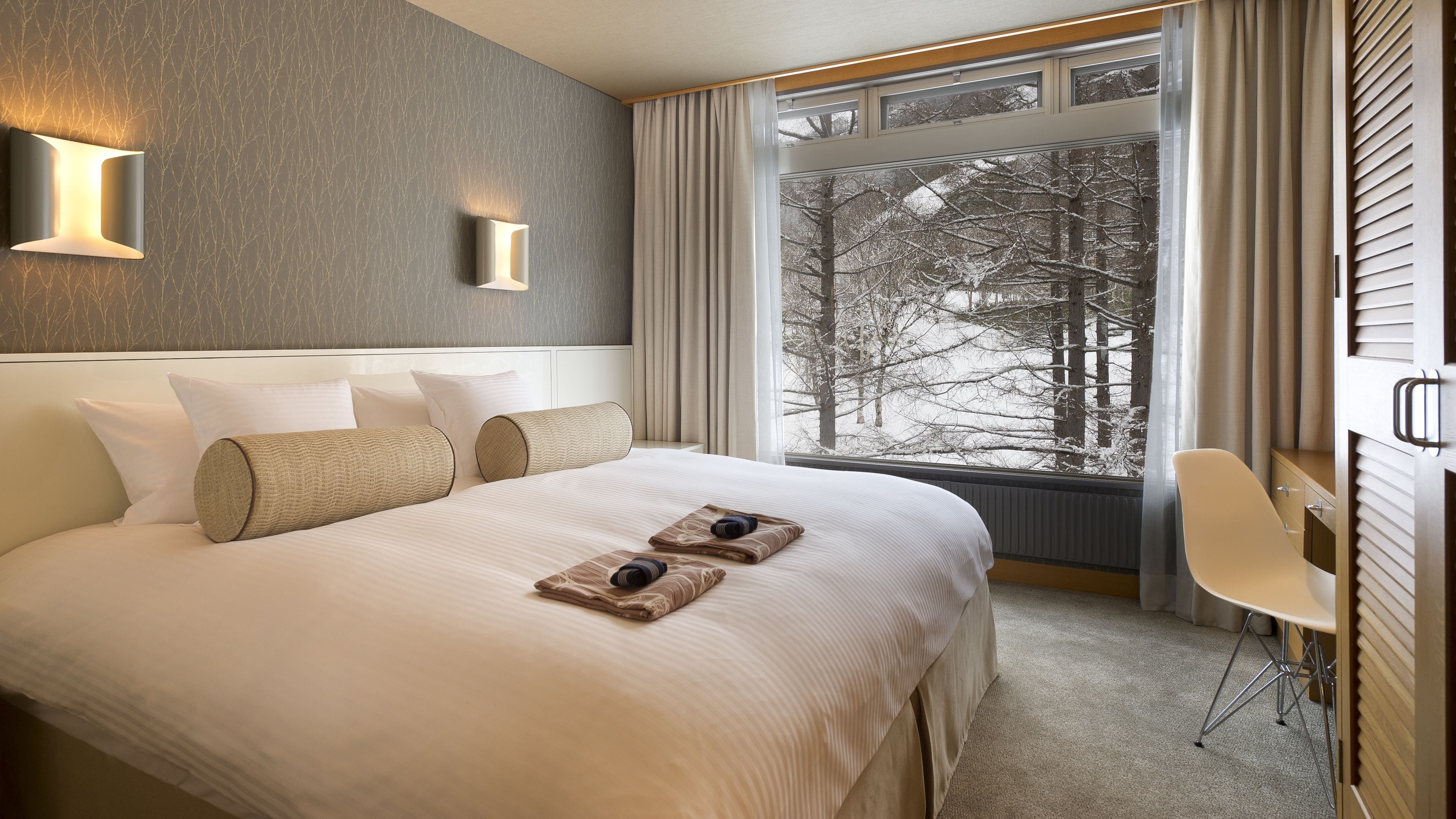 corner suite room | in-room safe, desk, rollaway beds, free wifi